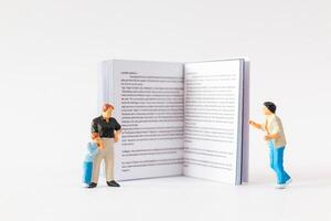 mondo libro giorno concetto, miniatura persone contento famiglia lettura un' libro foto