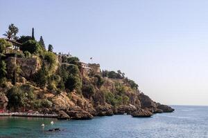 mozzafiato scogliera Visualizza di il mediterraneo mare con città orizzonte. antalya, tacchino foto