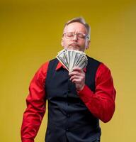 anziano uomo tipo ha vinto il lotteria, fan di i soldi vicino viso di vecchio uomo. fortunato giorno. umano emozioni e facciale espressioni foto