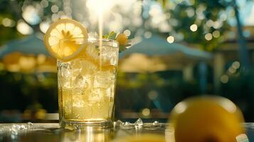ai generato rinfrescante limonata con ghiaccio e Limone fetta contro soleggiato terrazza fondale foto