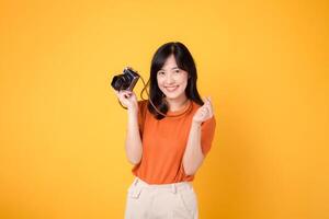 giovane donna con un' gioioso Sorridi, Tenere un' telecamera per sua eccitante vacanza viaggio. foto