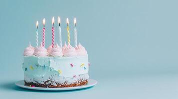 ai generato avvicinamento di un' compleanno torta con sei candele in mostra contro un' sereno pastello blu sfondo foto