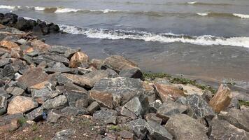 onde Crashing su il rocce a il spiaggia foto