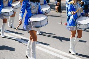 majorette con bianca e blu uniformi eseguire nel il strade di il città. fotografico serie foto