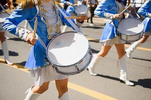 gruppo di majorette parata attraverso il strade di il città foto