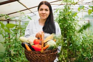 giovane donna nel prende cura di fresco verdura biologico nel legna stile cestino preparare servendo raccogliere di un' carino bella ragazza nel idroponica azienda agricola, serra foto