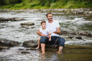 padre e figlio insieme pesca foto