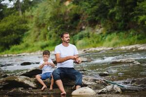 padre e figlio insieme pesca foto