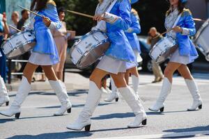 majorette con bianca e blu uniformi eseguire nel il strade di il città. fotografico serie foto