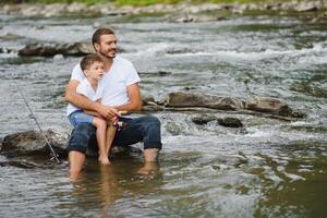 padre e figlio insieme pesca foto