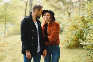 romantico giovane coppia nel amore rilassante all'aperto nel parco. foto