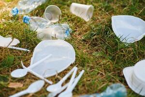 spazzatura mucchio su il campagna parco foresta bordo su verde alberi sfondo su un' soleggiato primavera giorno, plastica littering il natura con vacanzieri persone nel Europa foto