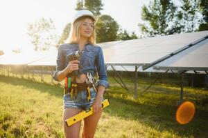 donne ingegnere Lavorando su controllo attrezzatura a verde energia solare energia pianta controllo solare pannello e struttura con tavoletta lista di controllo foto