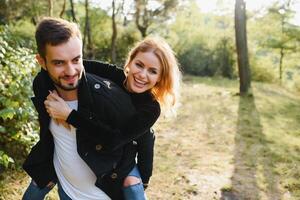 amore, relazione, famiglia e persone concetto - sorridente coppia avendo divertimento nel autunno parco. foto