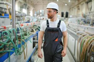 ritratto di fabbrica lavoratore. giovane bello fabbrica lavoratore foto