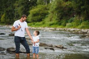 padre e figlio insieme pesca foto