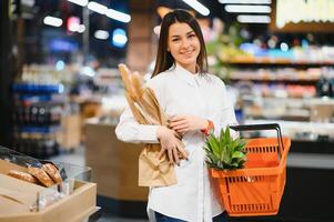 Immagine di bella donna con imballare di pane foto