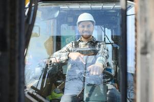 ritratto di professionale carrello elevatore a forca autista nel di fabbrica magazzino foto