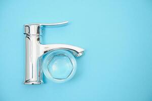 singolo maniglia acqua rubinetto su leggero blu sfondo. nuovo cromo o acciaio miscelatore rubinetto . foto