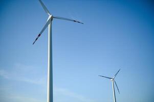 vento turbine nel un' verde campo e blu cielo. foto