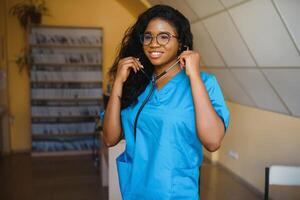 attraente femmina africano americano medico professionale nel ufficio foto