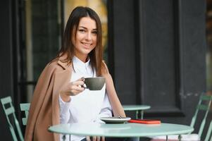 ragazza uso il tuo rompere a opera per bevanda caffè e Chiacchierare foto