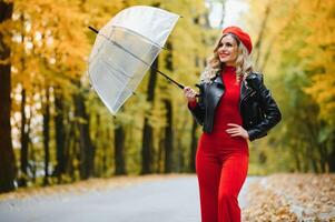 bellissimo ragazza con ombrello a autunno parco. foto