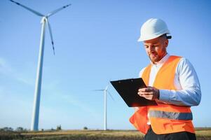 elettrico ingegneri Lavorando a vento turbina energia Generatore stazione con il computer portatile computer foto