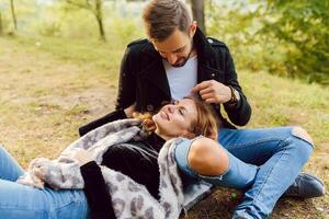 romantico giovane coppia nel amore rilassante all'aperto nel parco. foto