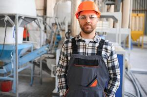 fabbrica lavoratore. uomo Lavorando su il produzione linea foto