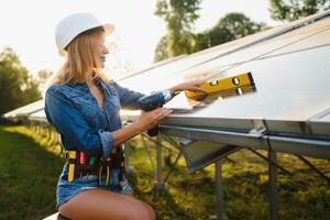 ingegnere elettrico donna controllo e Manutenzione di solare cellule. foto