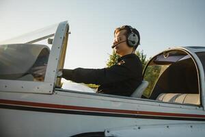 giovane donna e pilota nel nel il cabina di pilotaggio di un' aereo. davanti Visualizza foto