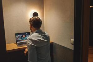 uomo d'affari avere video conferenza con collega mentre seduta nel accogliente coworking. alto qualità foto