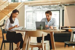 focalizzata attività commerciale persone nel moderno coworking spazio durante Lavorando giorno foto