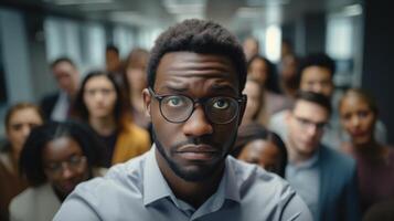 ai generato solitario nero uomo Lavorando nel ufficio mentre colleghi prendere selfie generativo ai foto