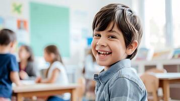ai generato giovane ragazzo sorridente con compagne di classe nel aula. generativo ai. foto