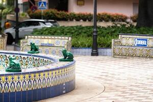 luglio 30, 2019 tenerife, canarino isole, Spagna. piastrella panchina e Fontana nel los patos piazza nel Santa Cruz de tenerife foto