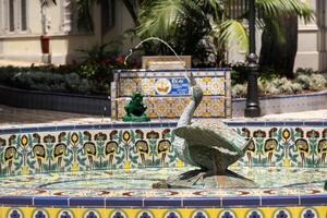 luglio 30, 2019 tenerife, canarino isole, Spagna. piastrella panchina e Fontana nel los patos piazza nel Santa Cruz de tenerife foto