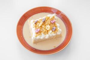 cereale latte torta servito nel un' piatto isolato su grigio sfondo superiore Visualizza foto