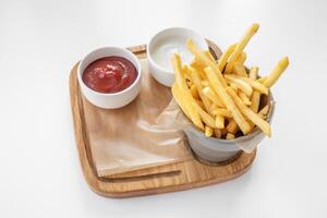 francese patatine fritte con pomodoro ketchup e mayo tuffo servito nel cestino isolato su grigio sfondo superiore Visualizza foto