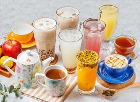 erba gelatina latte Tè, passione frutta verde Tè, ciliegia fiorire scintillante acqua, pompelmo , Mela Ciao sbucciare, nero caffè, caramello macchiato, bolla Tè, kumquat Limone, lotto di estate bevande tavolo foto