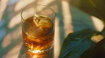 ai generato whisky su il rocce dolcemente illuminato bicchiere irradia ambra eleganza foto