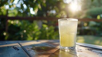 ai generato rinfrescante limonata diletto macro lente cattura condensazione goccioline e Limone fetta nel morbido sfocato sfondo foto