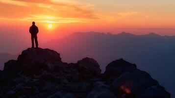 ai generato resiliente figura sfida il tramonti furia in piedi forte su aspro montagna vertice foto