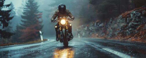 ai generato notte cavaliere. motociclo crociera su il avvolgimento montagna strada sotto il stellato cielo, evocando un' senso di avventura e libertà. foto