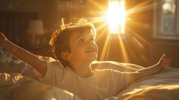 ai generato contento poco ragazzo dire bugie nel letto a casa e guardare a il sole foto