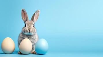 ai generato Pasqua coniglietto coniglio Tenere un' blu dipinto uovo contro un' blu sfondo, festeggiare il Pasqua vacanza concetto, ai generato foto