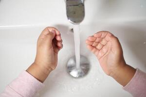 bambino lavaggio mani con sapone foto