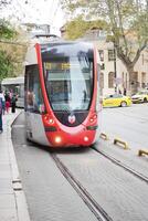 tacchino Istanbul 1 giugno 2023. t1 tram a eminonu con persone attraversamento il strada foto