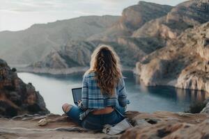 ai generato un' donna si siede su un' roccioso affioramento di il mare, sua gode il bellezza di natura mentre Lavorando remoto foto